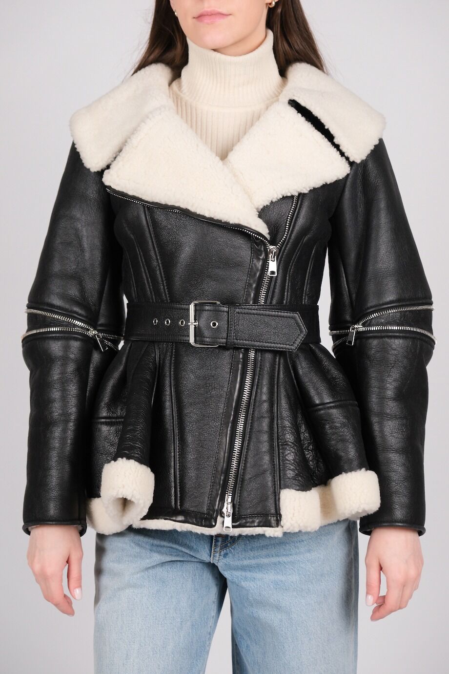 image 1 Дубленка черного цвета с баской