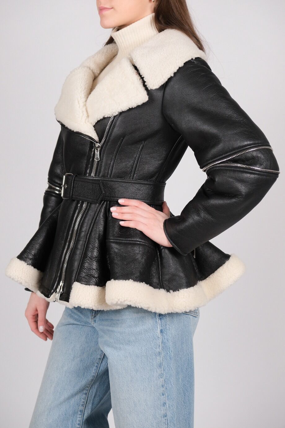 image 2 Дубленка черного цвета с баской