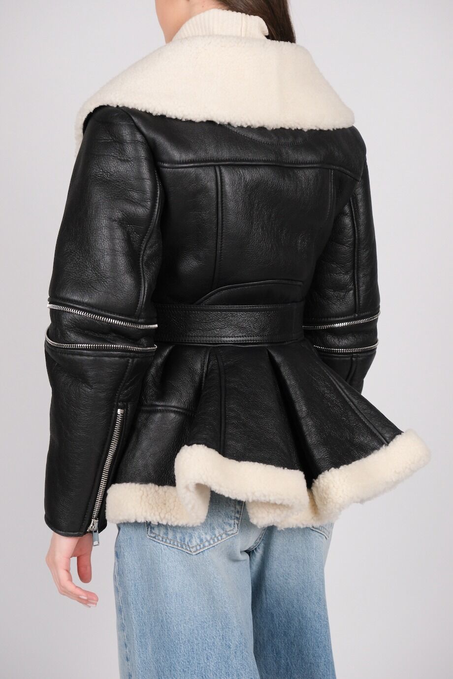 image 3 Дубленка черного цвета с баской