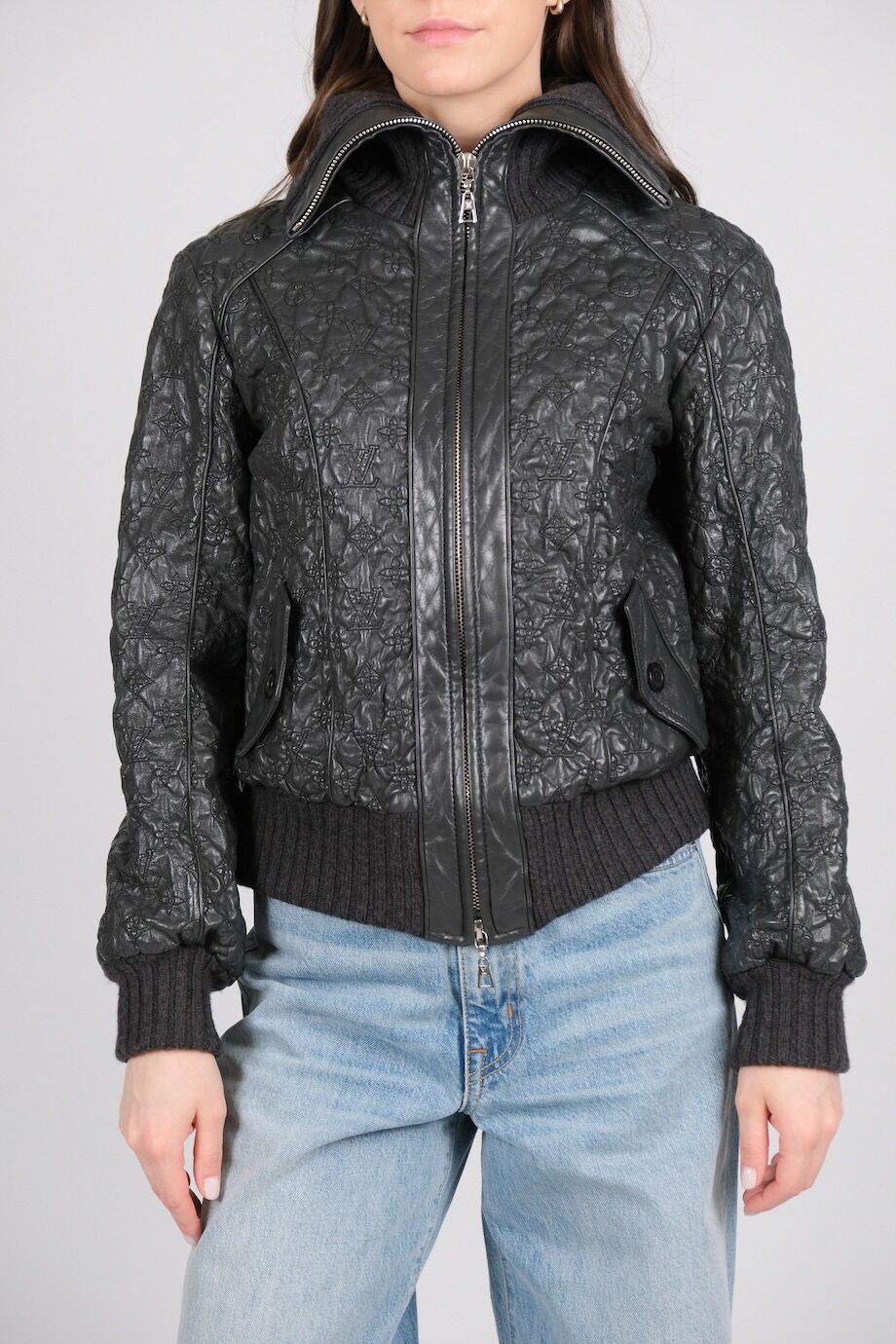 image 1 Кожаная куртка серого цвета с объемными лого