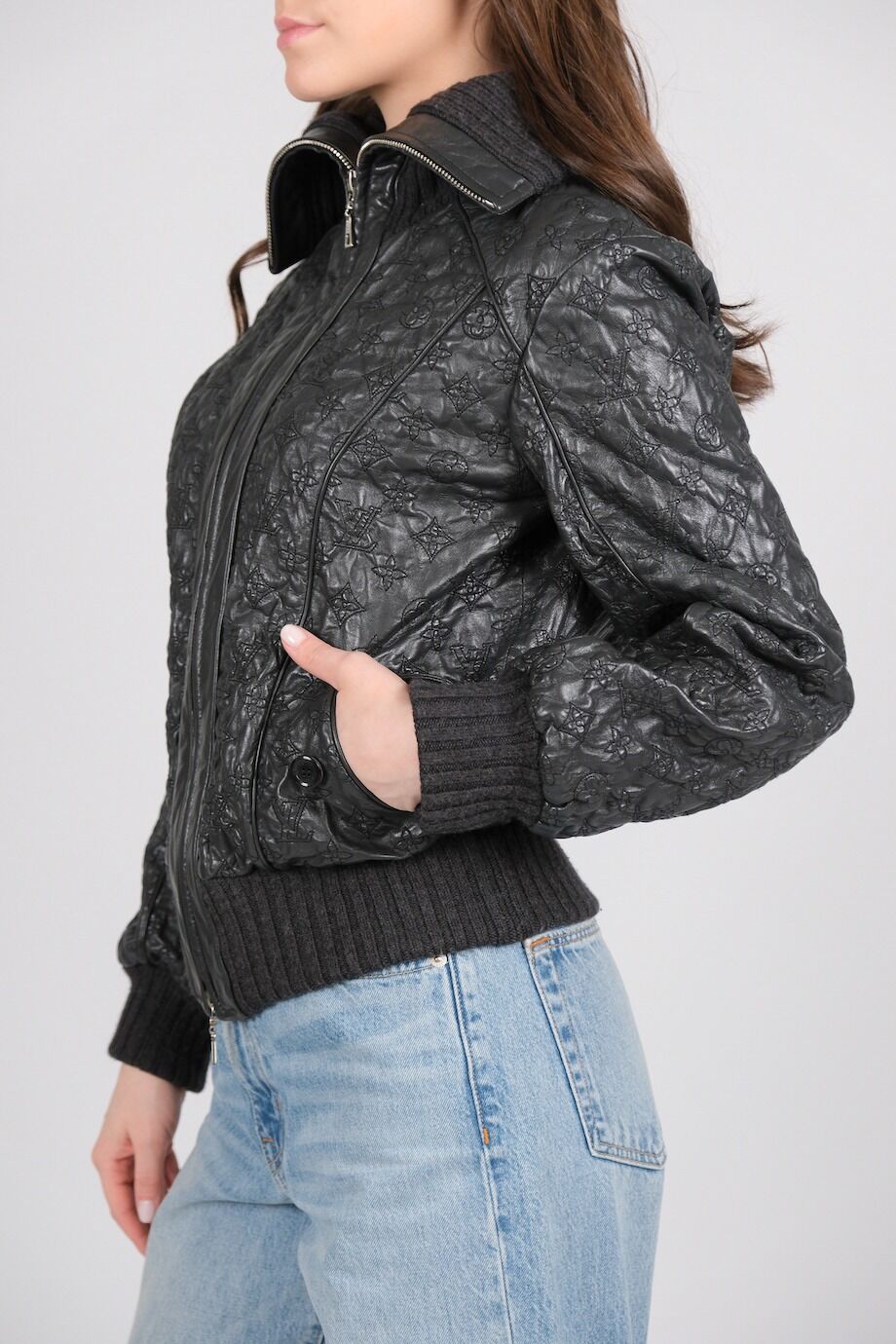 image 2 Кожаная куртка серого цвета с объемными лого