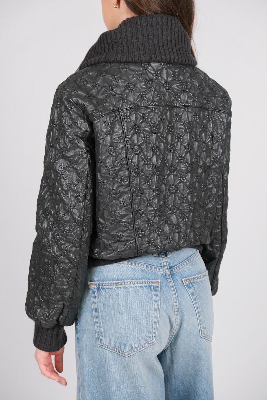 image 3 Кожаная куртка серого цвета с объемными лого