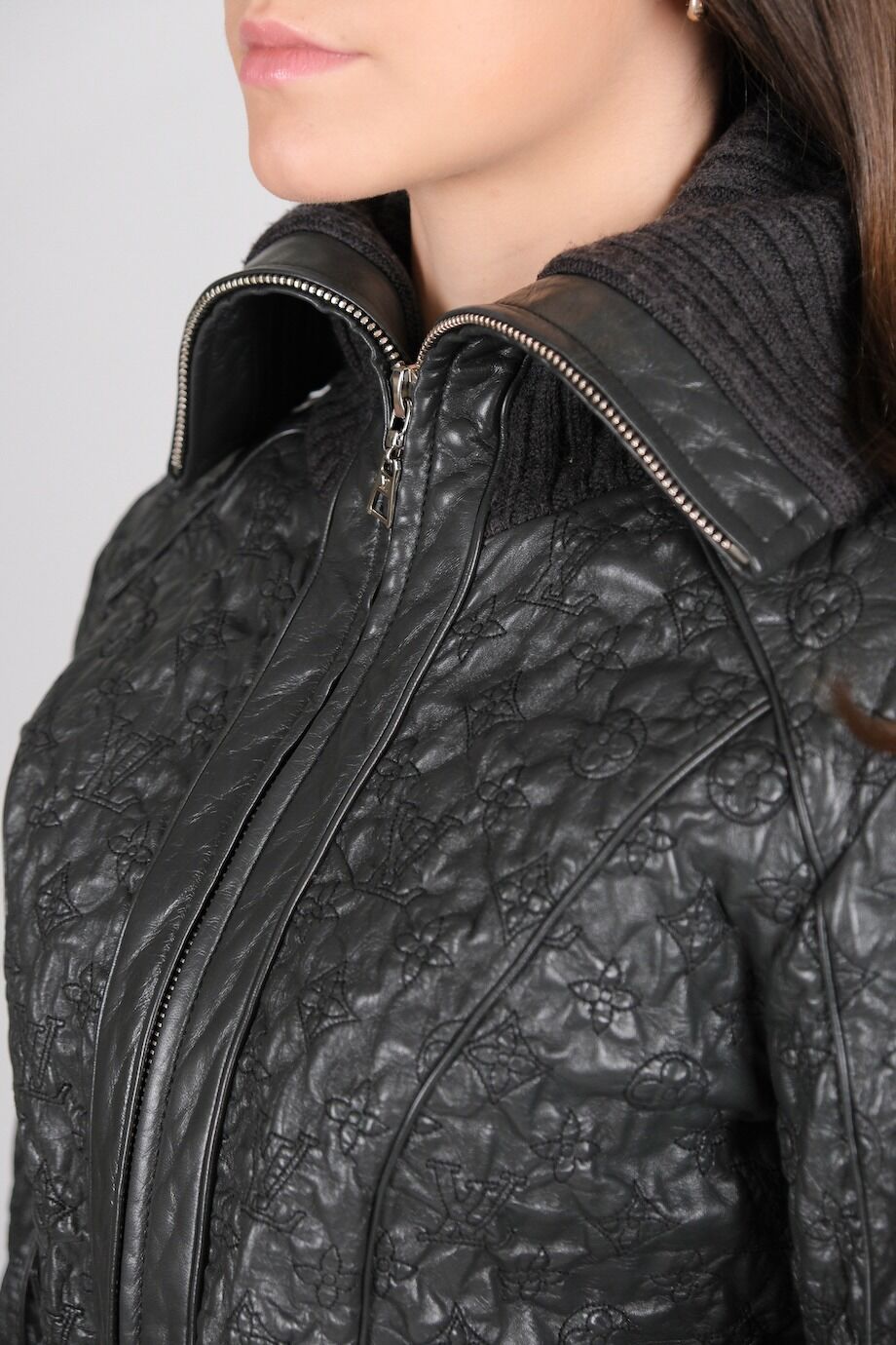 image 4 Кожаная куртка серого цвета с объемными лого