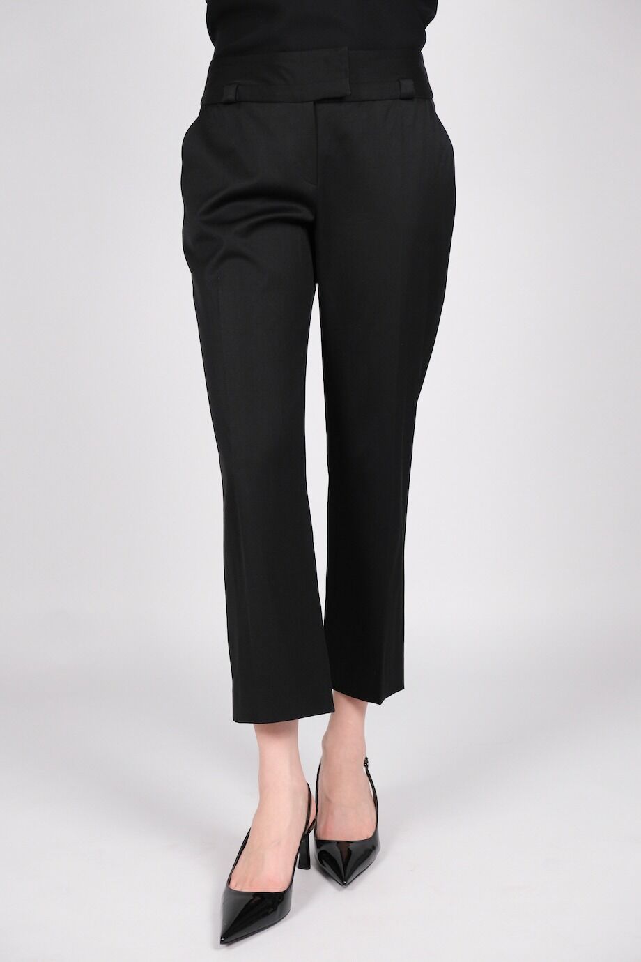 image 2 Укороченные брюки черного цвета с широким поясом