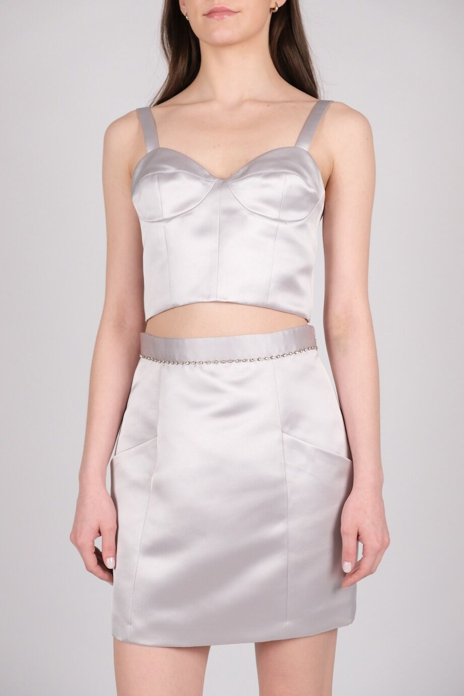 image 4 Атласный костюм с юбкой светло-серого цвета