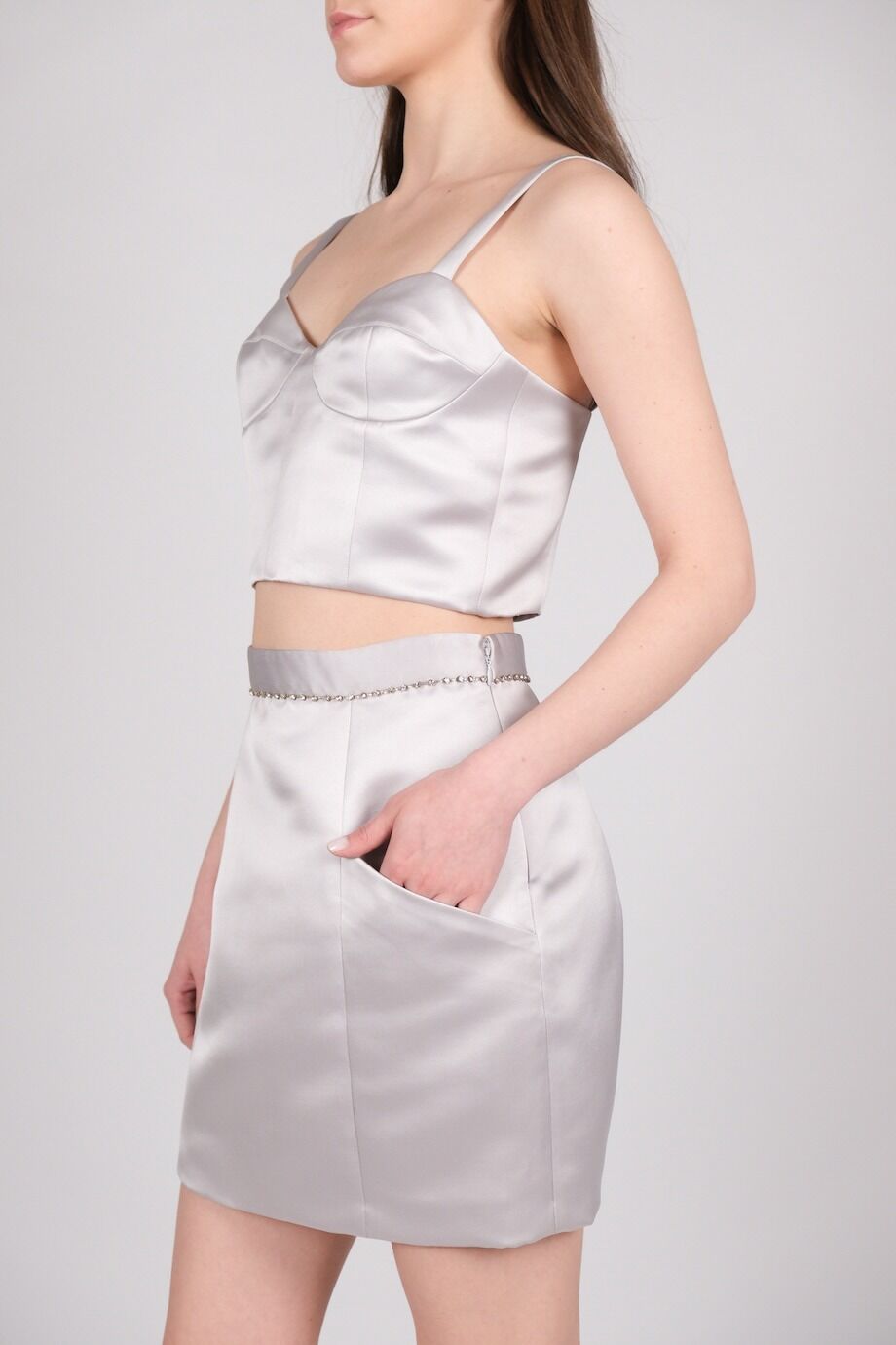 image 5 Атласный костюм с юбкой светло-серого цвета