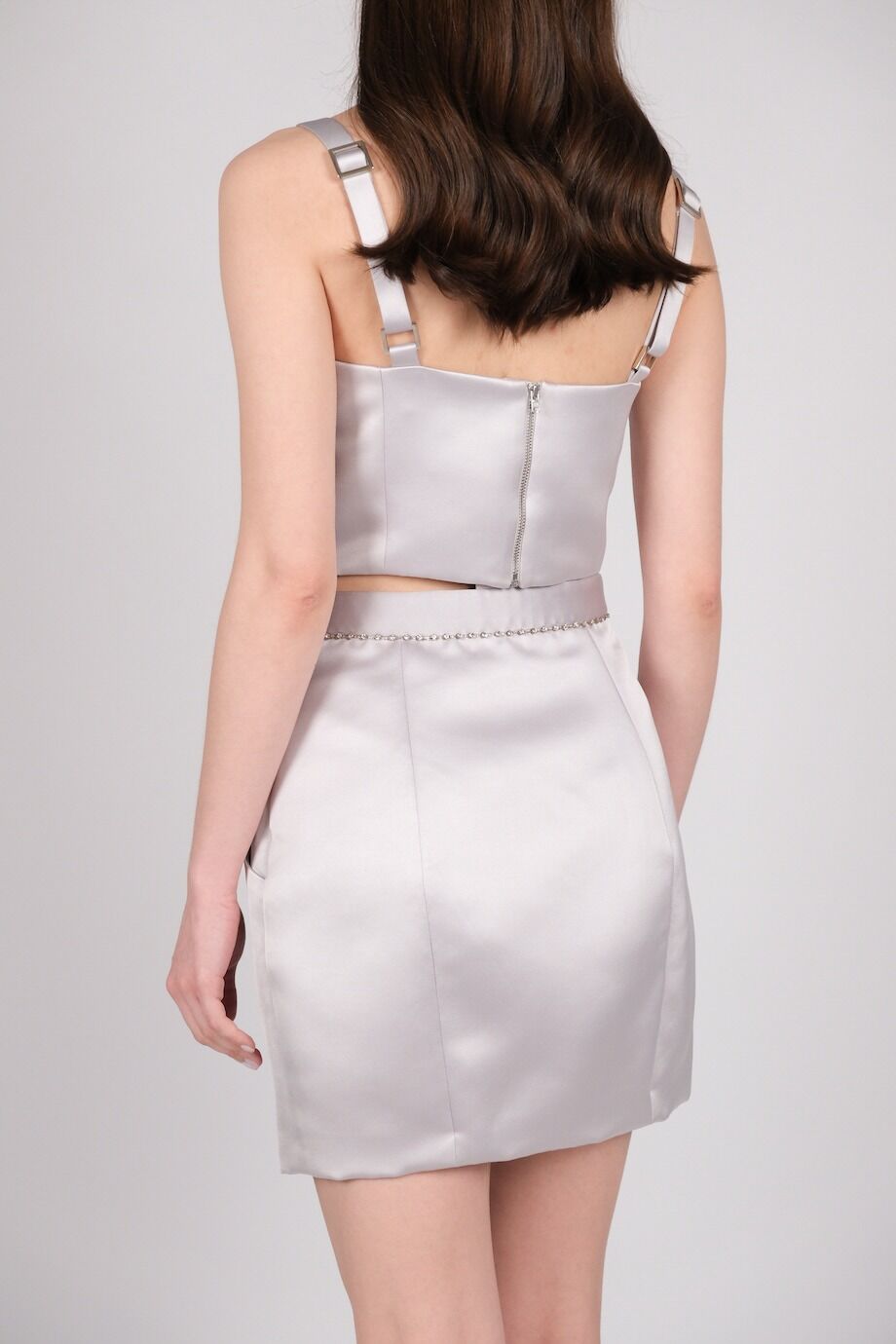 image 6 Атласный костюм с юбкой светло-серого цвета