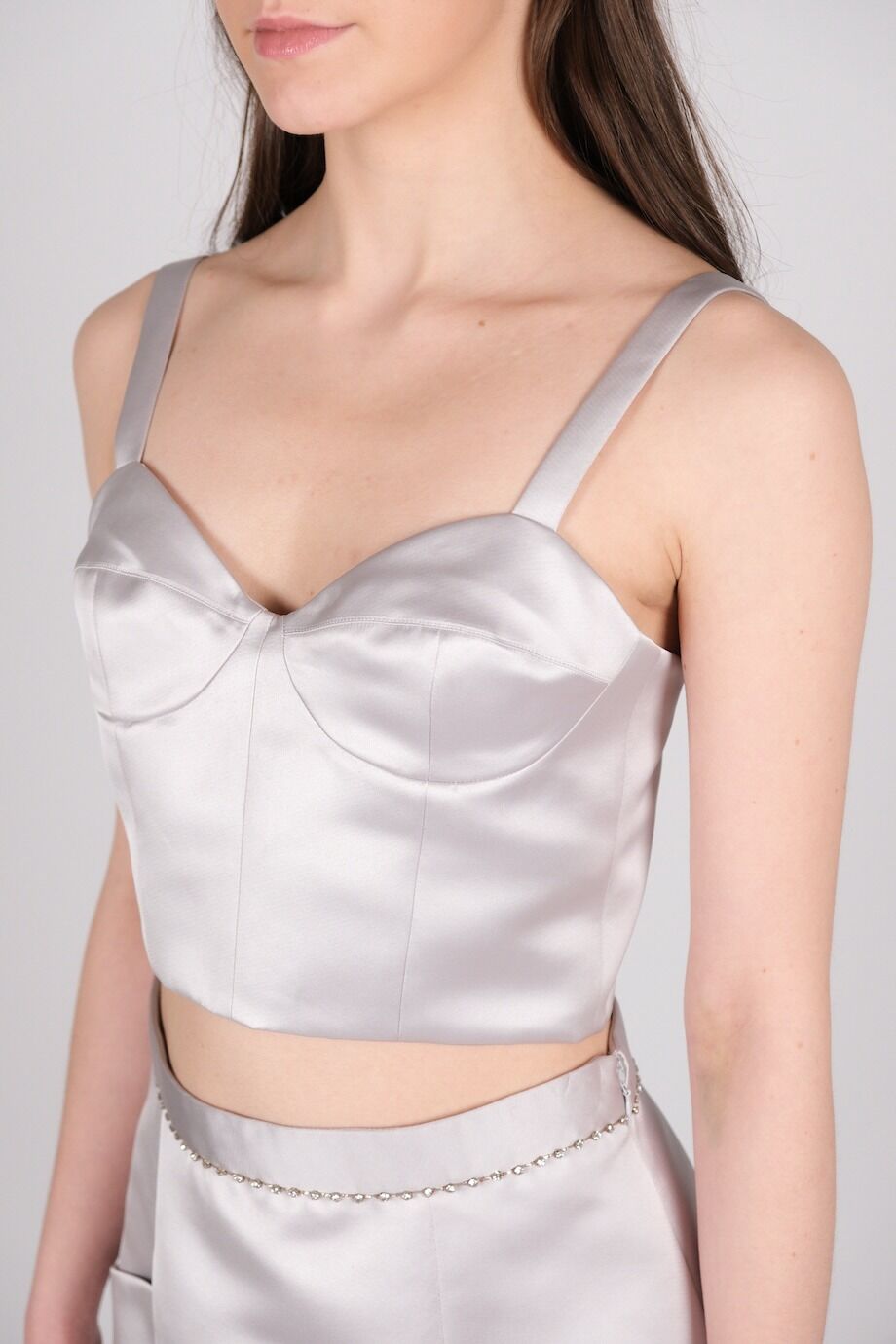 image 7 Атласный костюм с юбкой светло-серого цвета