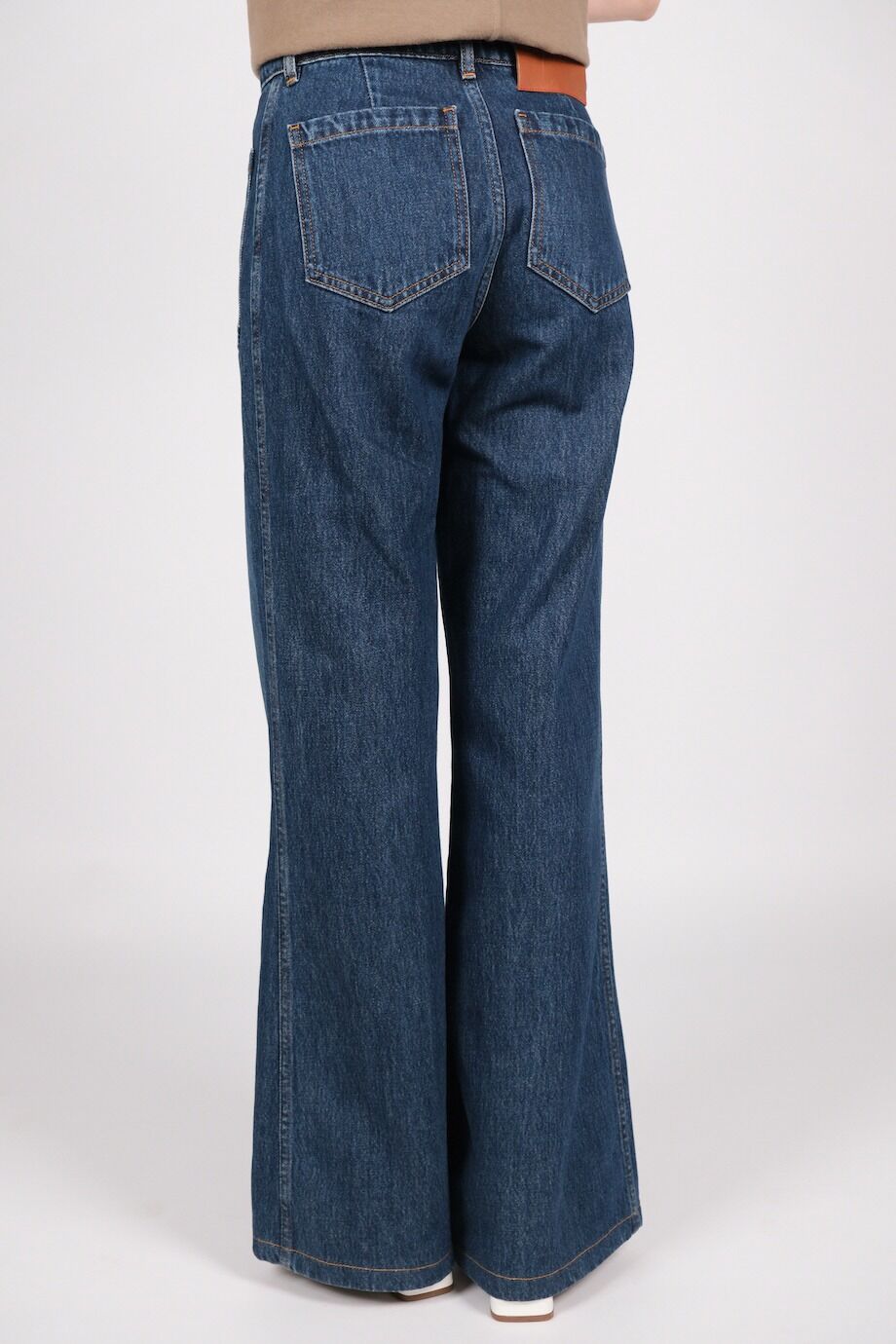 image 4 Джинсы темно-синего цвета с накладными карманами