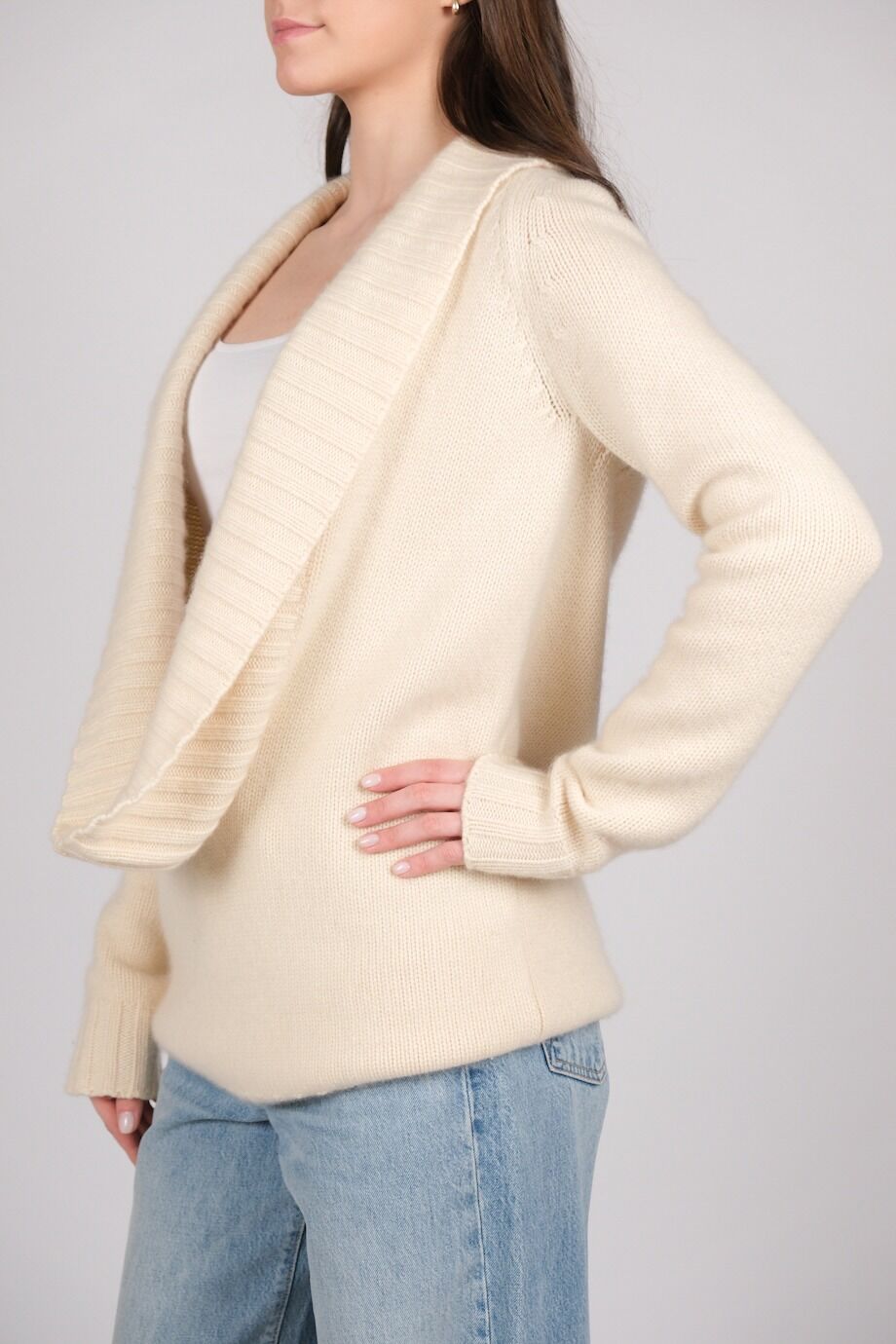 image 2 Кашемировый свитер молочного цвета с глубоким вырезом