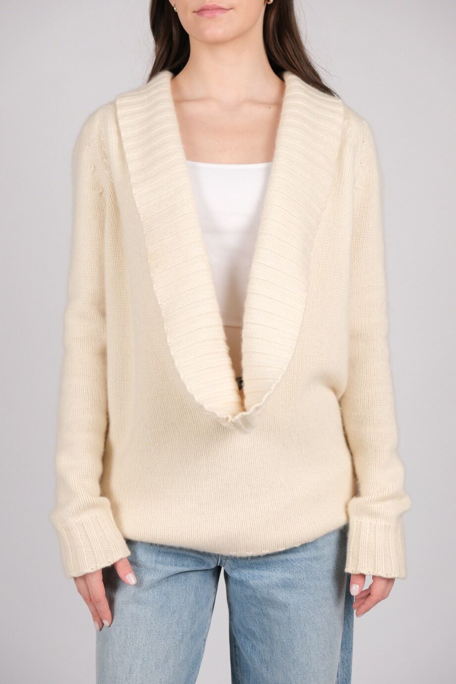 image 1 Кашемировый свитер молочного цвета с глубоким вырезом