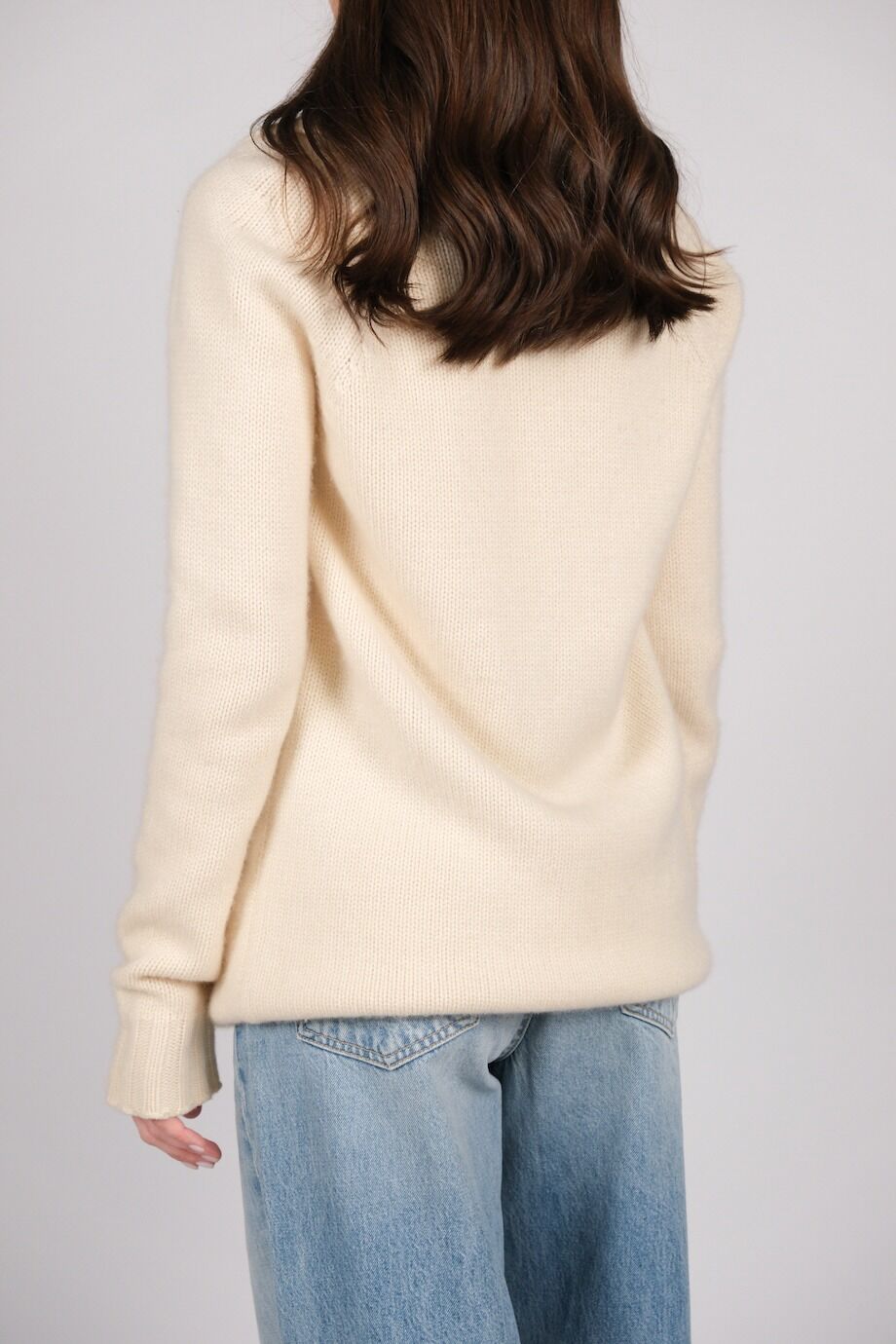image 3 Кашемировый свитер молочного цвета с глубоким вырезом