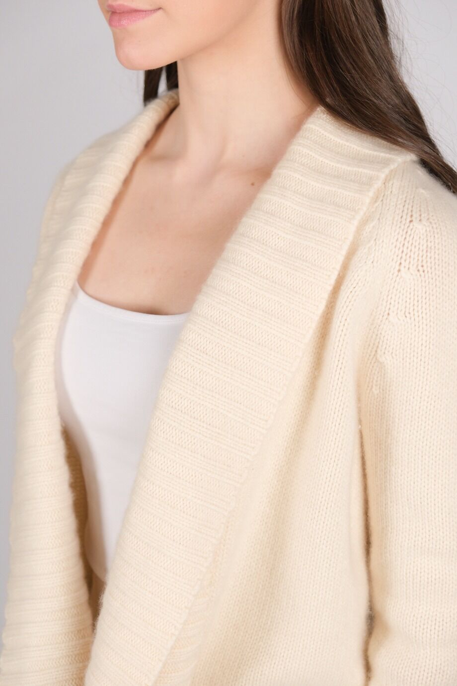 image 4 Кашемировый свитер молочного цвета с глубоким вырезом