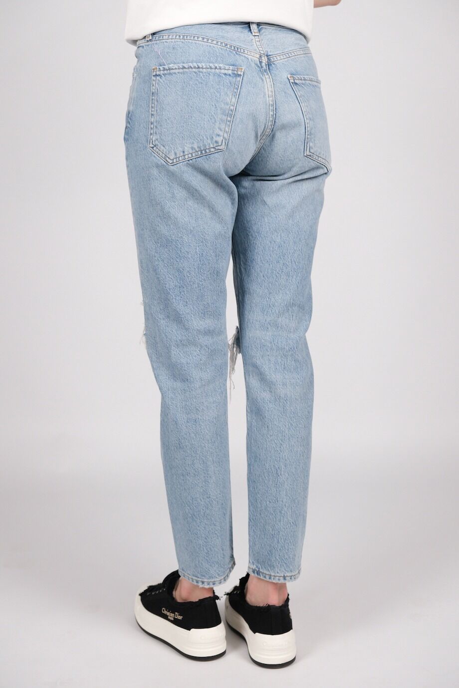 image 4 Джинсы голубого цвета с разрезами на коленях