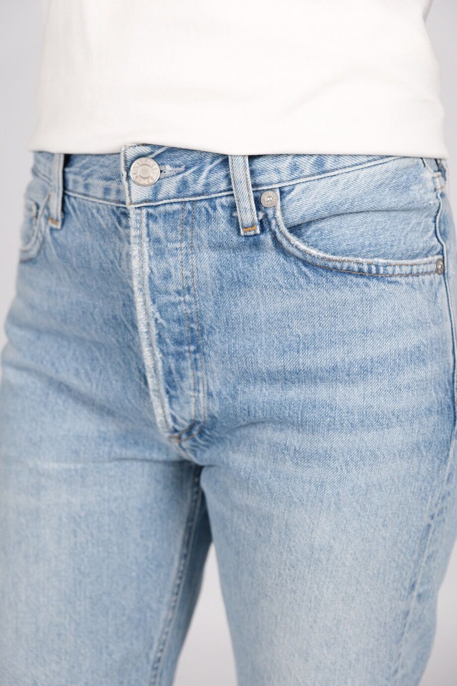 image 5 Джинсы голубого цвета с разрезами на коленях