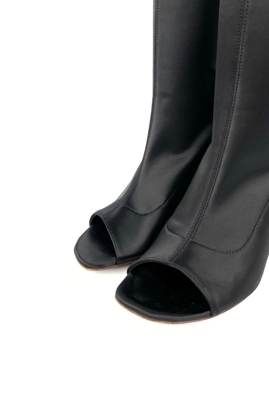 image 3 Сатиновые ботфорты с открытыми носиками черного цвета