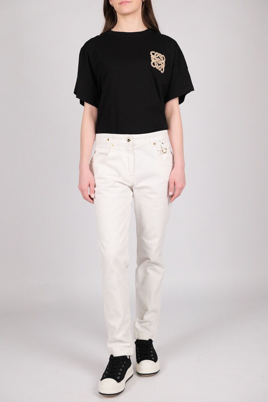 image 1 Джинсы белого цвета с декоративным хлястиком