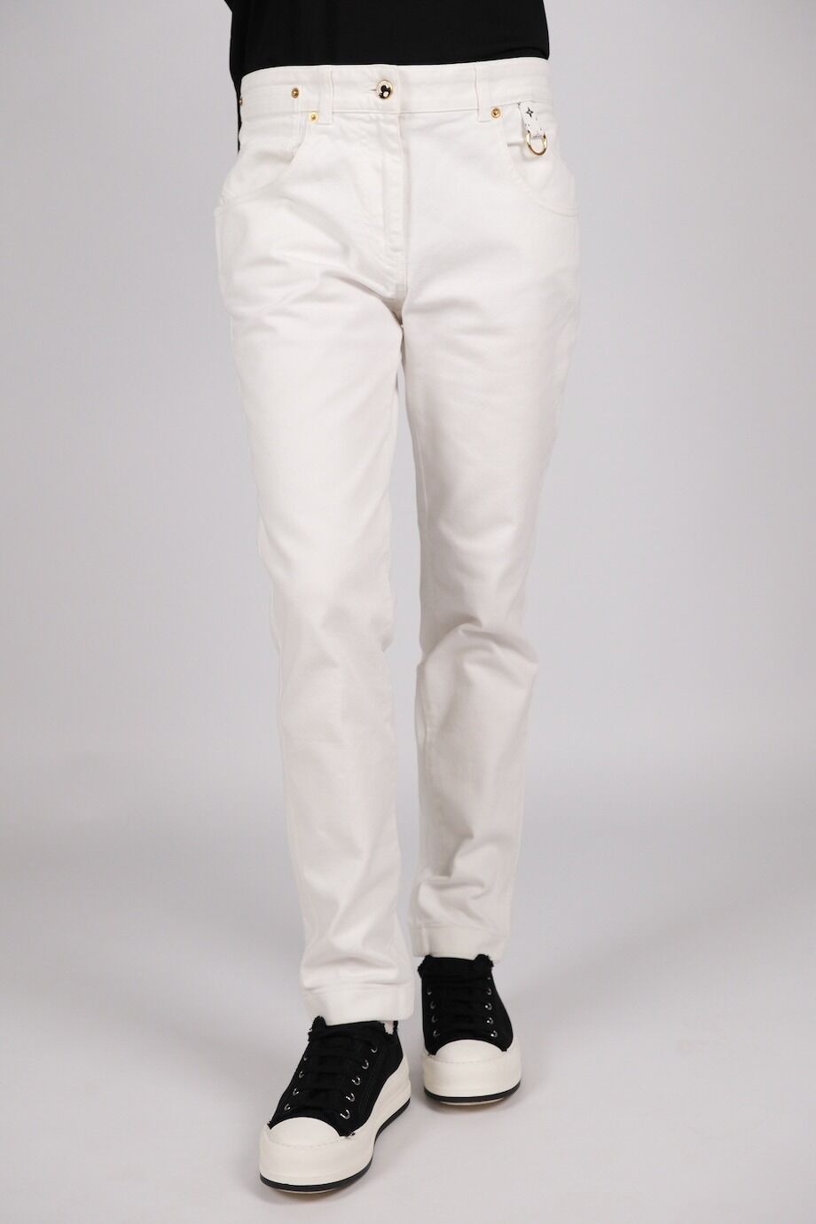 image 2 Джинсы белого цвета с декоративным хлястиком