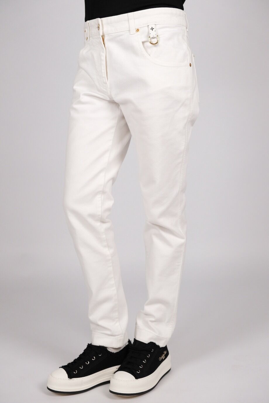 image 3 Джинсы белого цвета с декоративным хлястиком