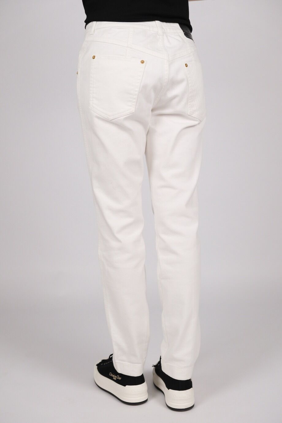 image 4 Джинсы белого цвета с декоративным хлястиком