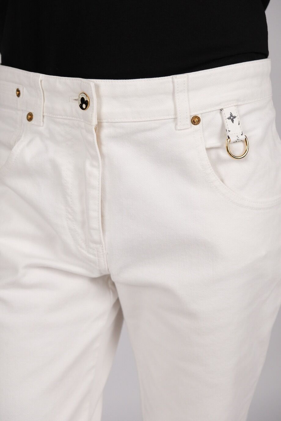 image 5 Джинсы белого цвета с декоративным хлястиком
