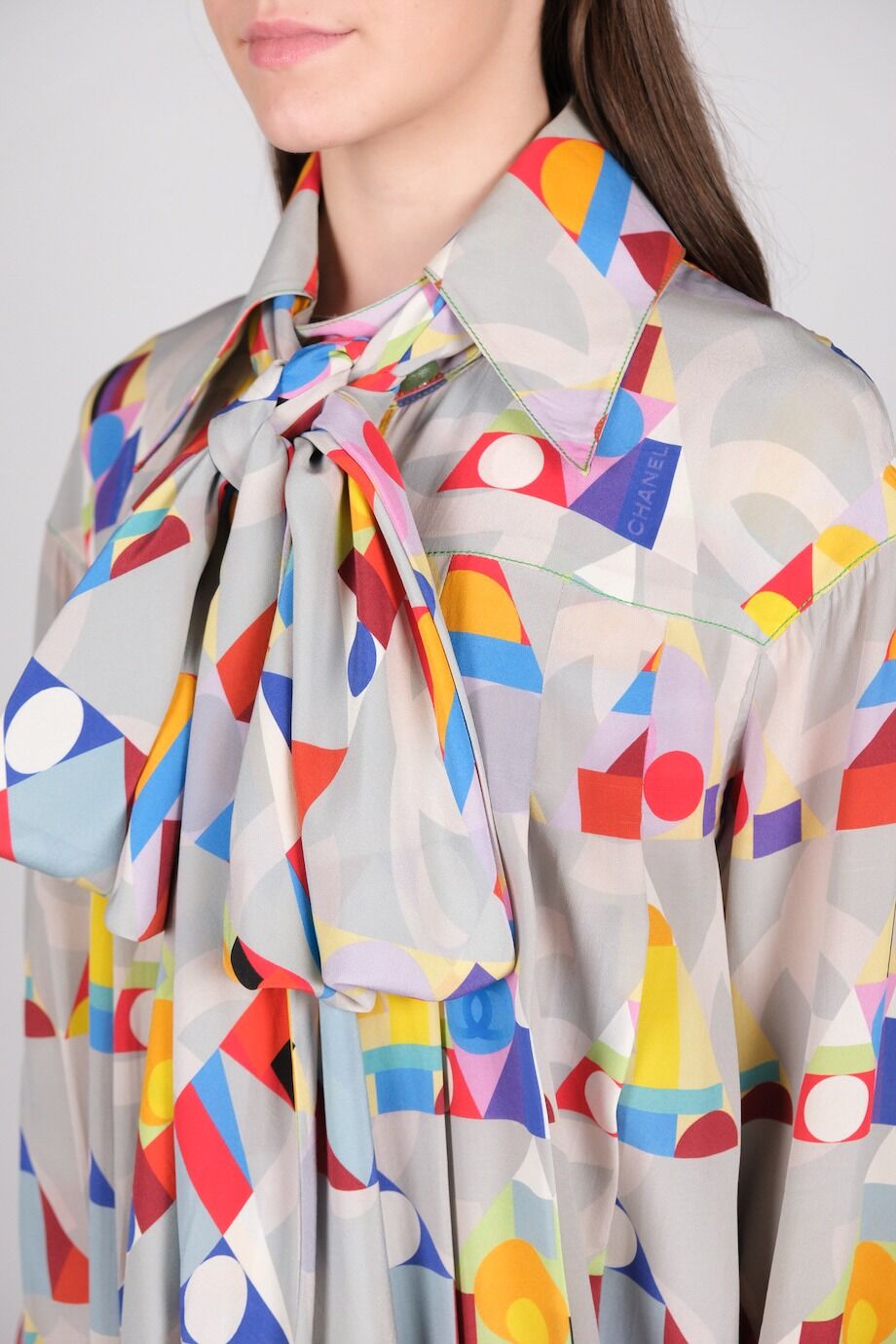 image 6 Шелковое платье с ярким принтом