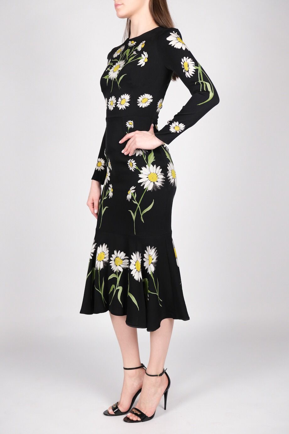 image 2 Шелковое платье черного цвета с принтом ромашки