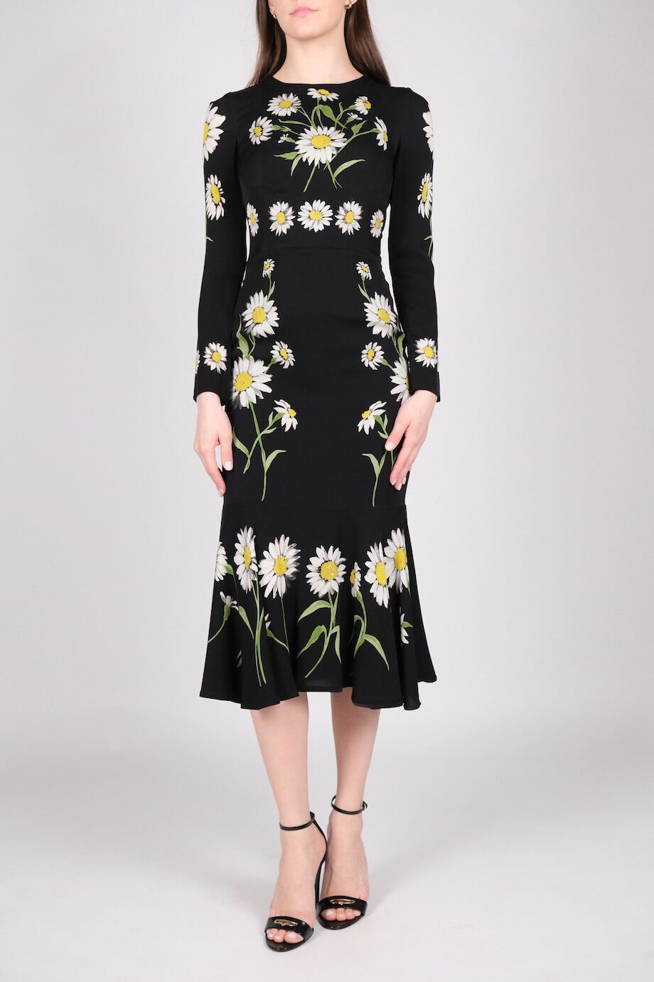 image 1 Шелковое платье черного цвета с принтом ромашки