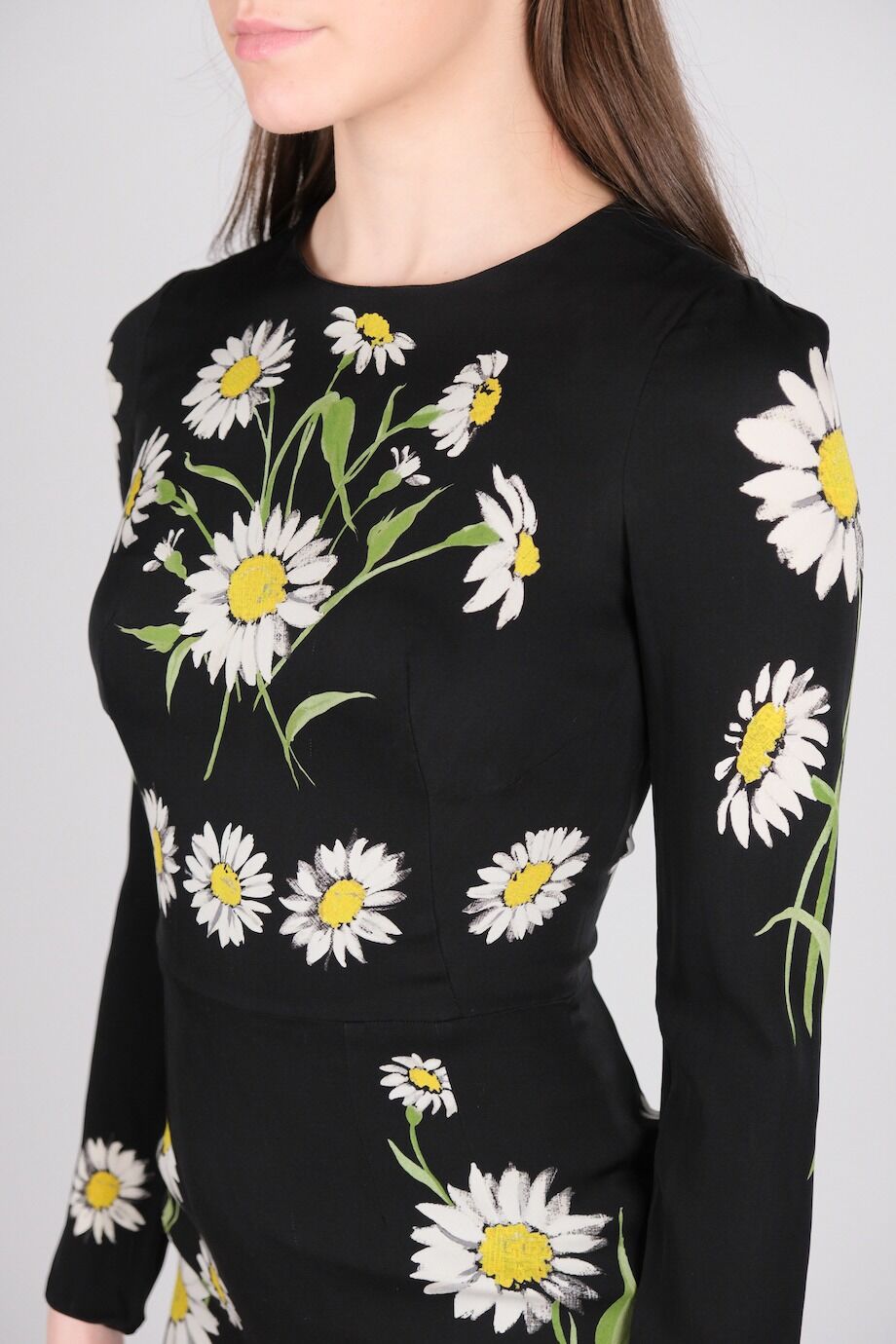 image 4 Шелковое платье черного цвета с принтом ромашки