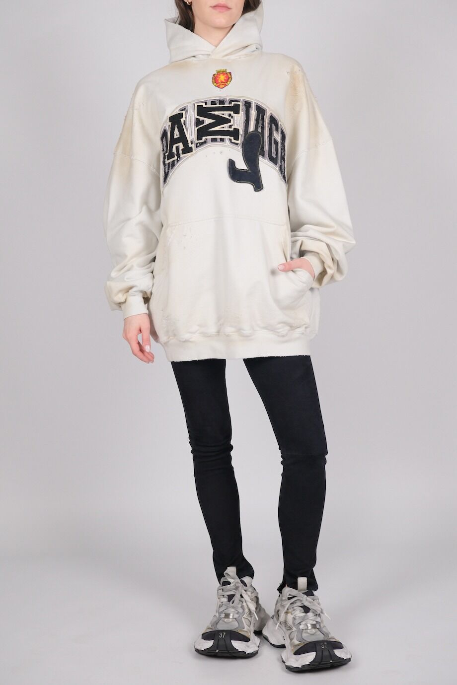 image 1 Худи белого цвета с вышивкой на груди