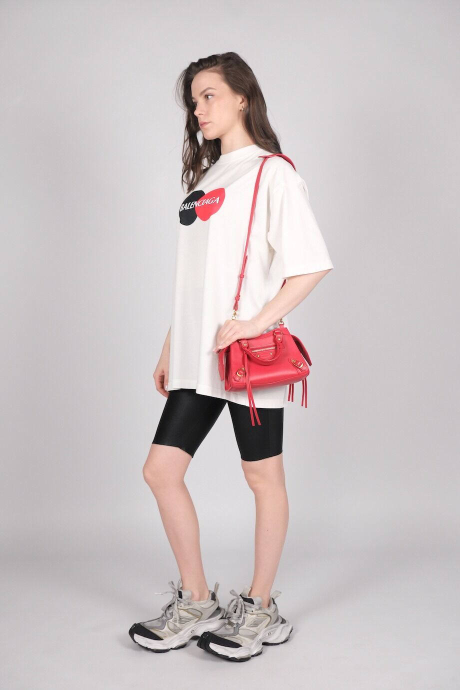 image 2 Футболка белого цвета с принтом на груди