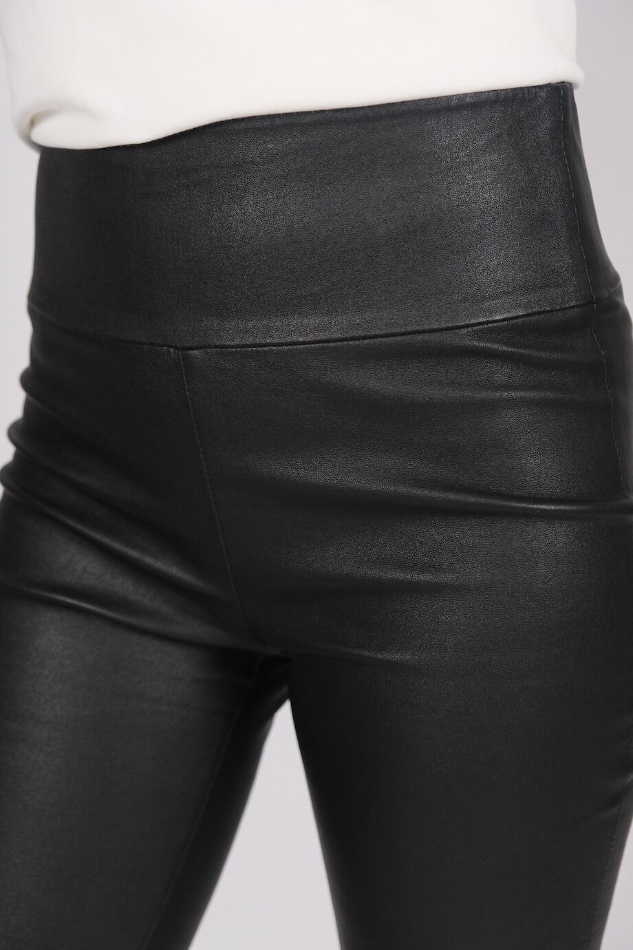 image 4 Кожаные шорты черного цвета