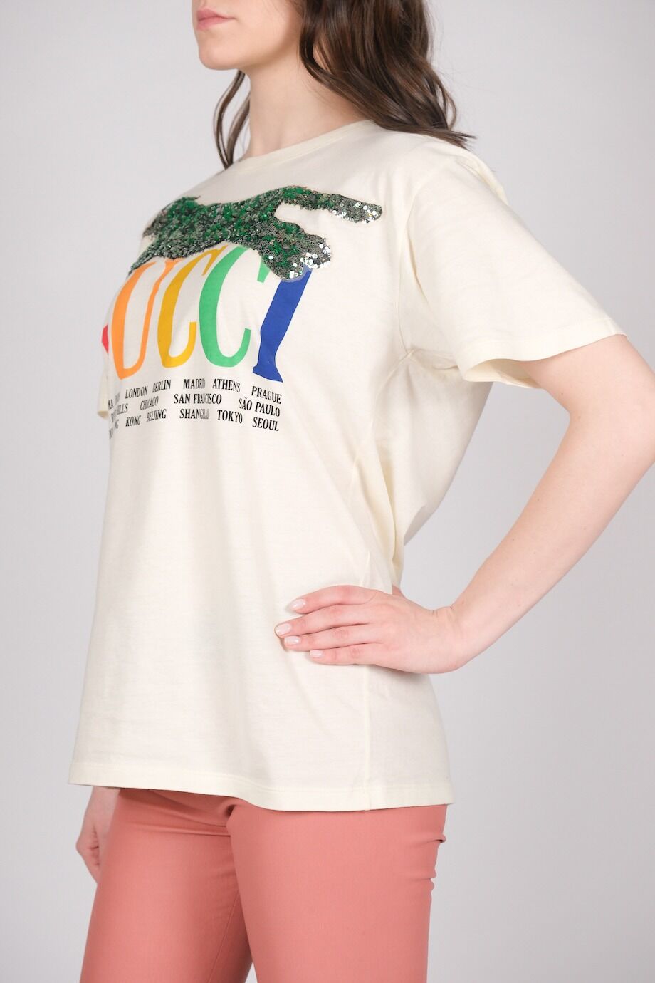 image 2 Футболка молочного цвета с принтом и аппликацией из пайеток на груди