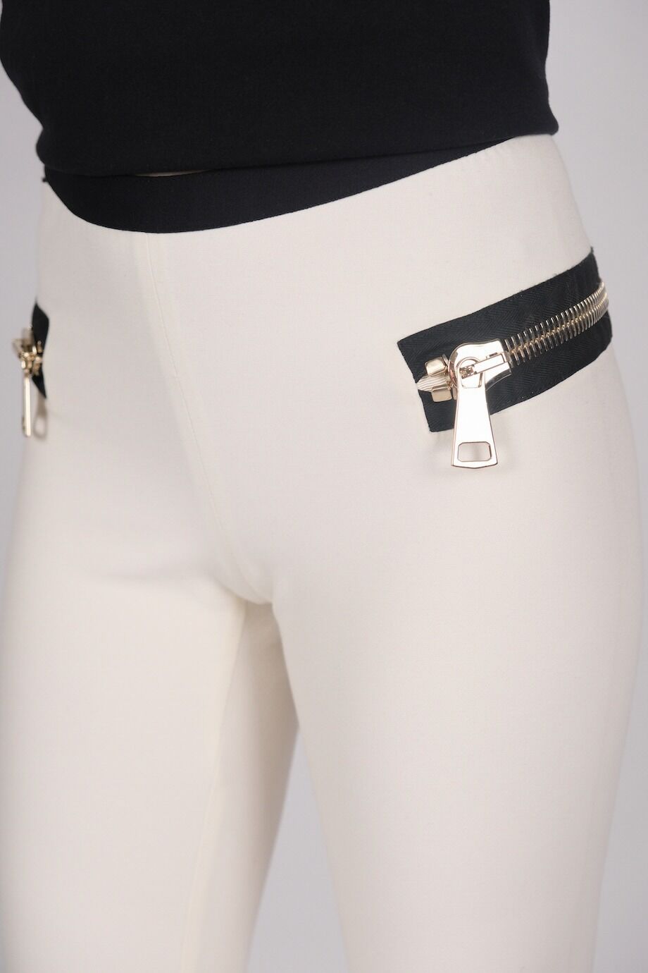 image 4 Леггинсы белого цвета с молниями на карманах