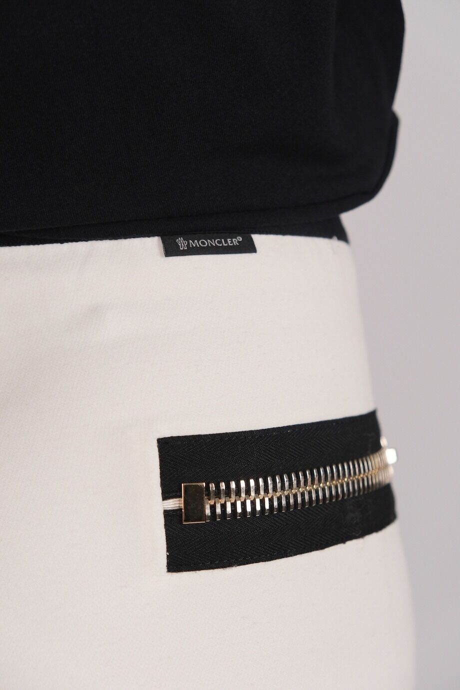 image 6 Леггинсы белого цвета с молниями на карманах