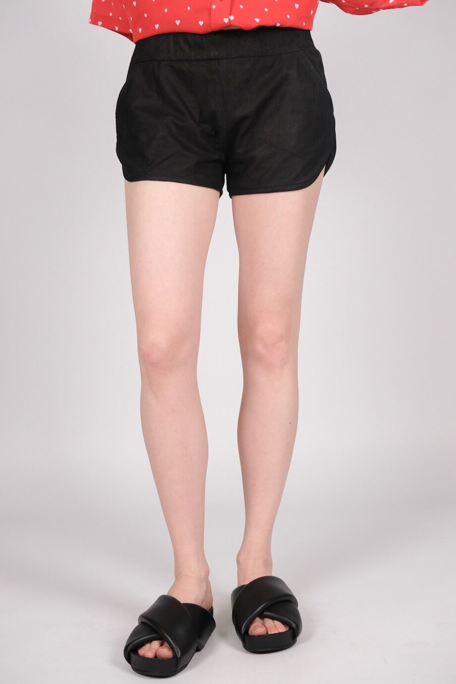 image 2 Кожаные шорты черного цвета