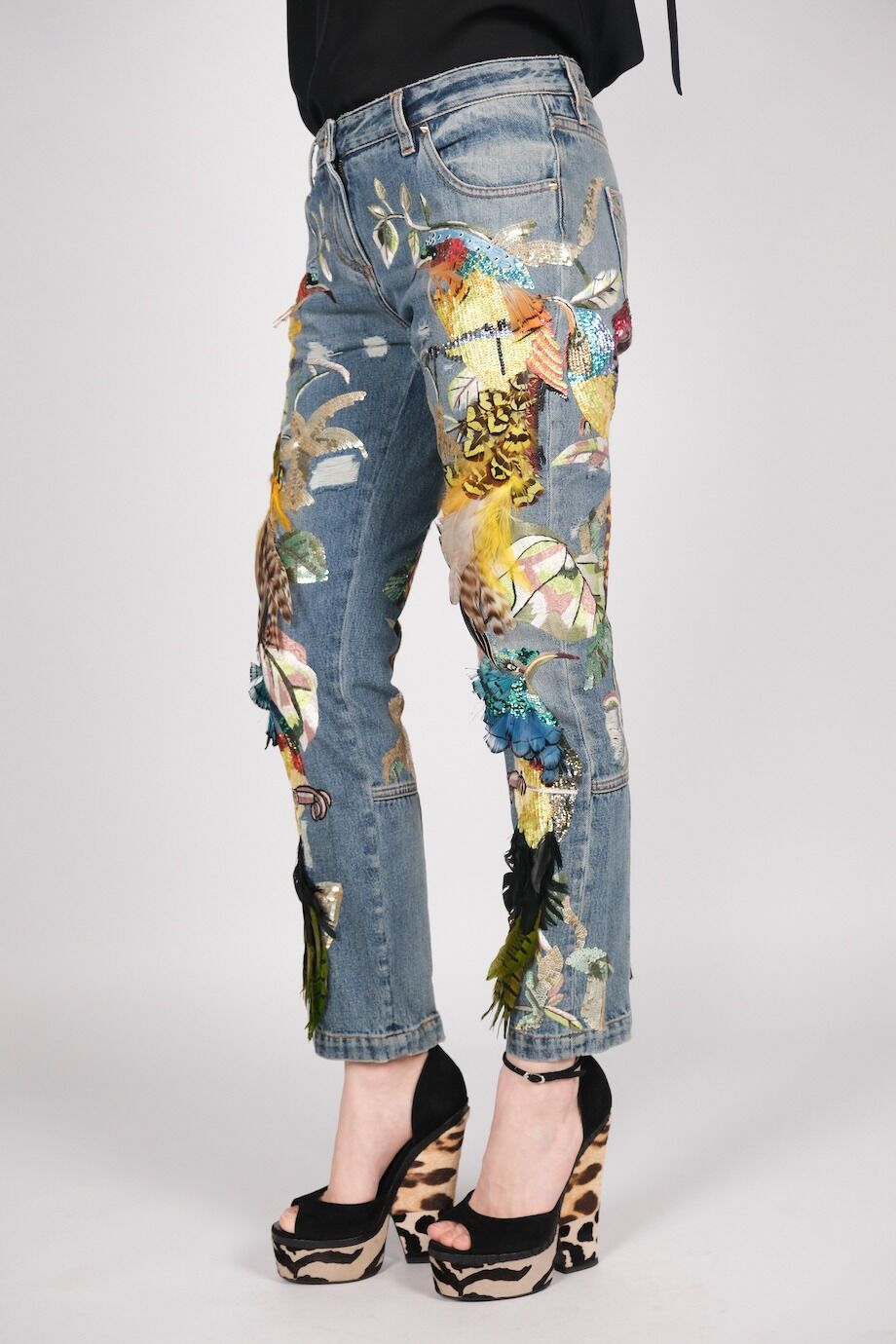 image 3 Джинсы голубого цвета с аппликацией и декором из перьев