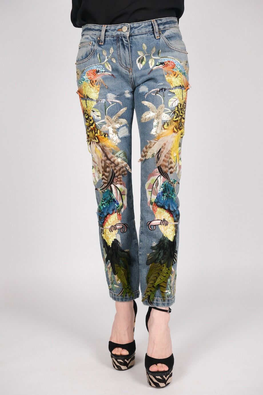 image 2 Джинсы голубого цвета с аппликацией и декором из перьев