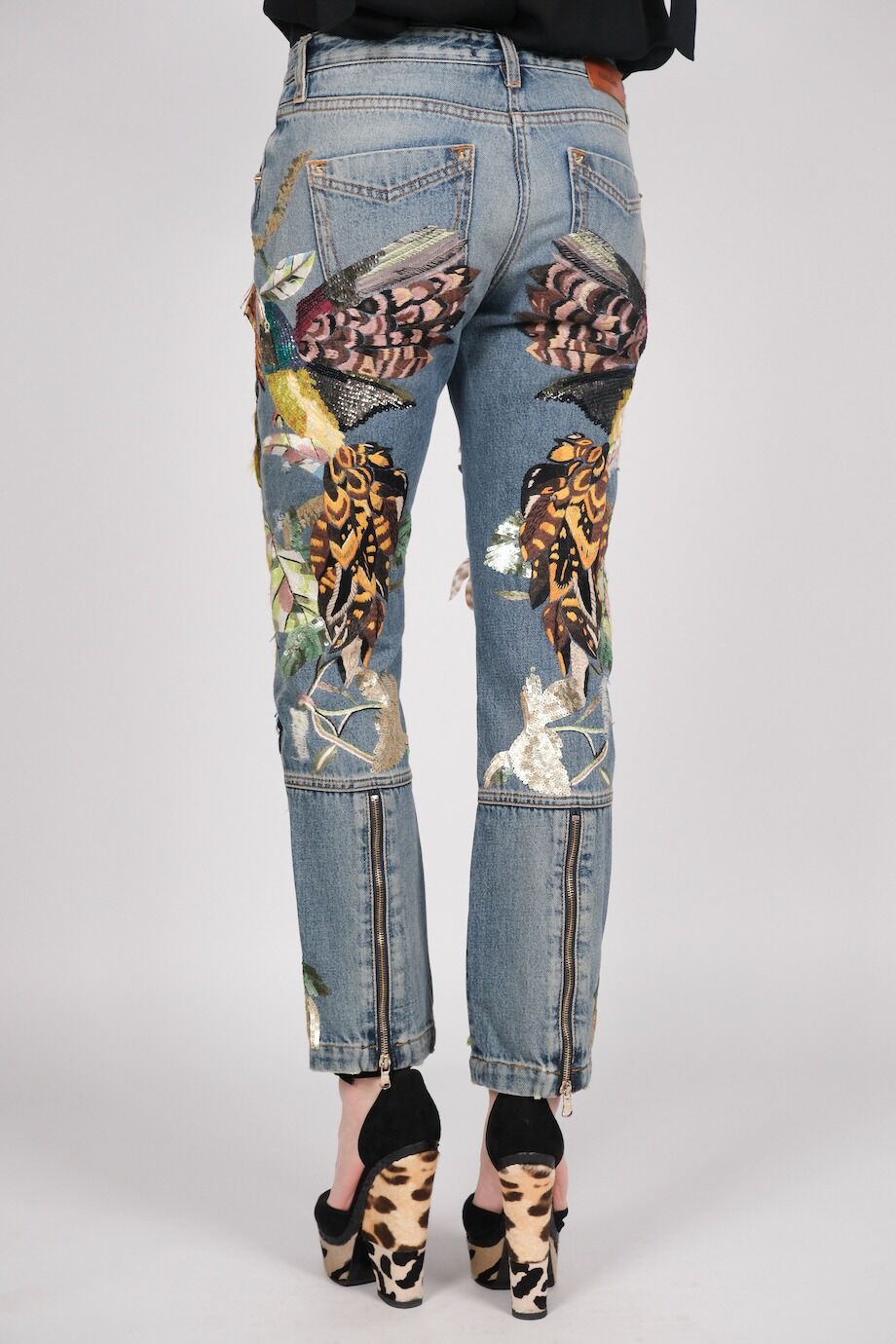 image 4 Джинсы голубого цвета с аппликацией и декором из перьев
