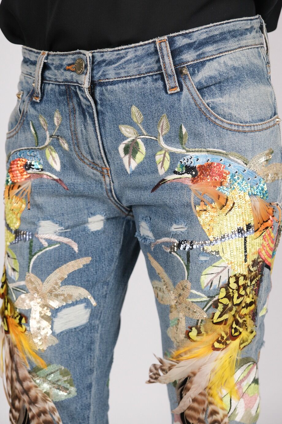 image 5 Джинсы голубого цвета с аппликацией и декором из перьев