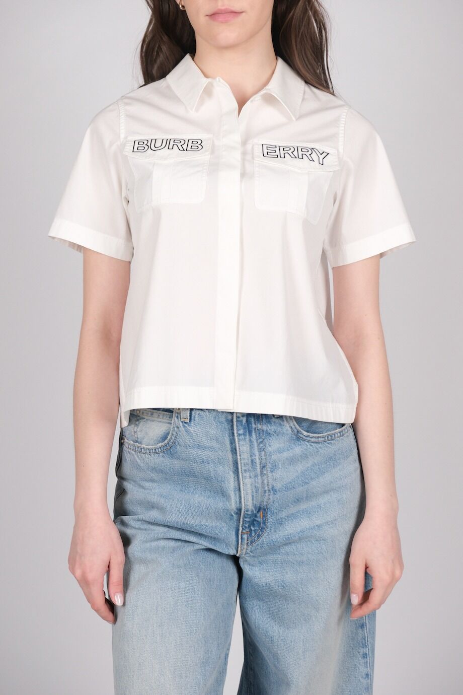 image 1 Укороченная рубашка белого цвета с накладными карманами