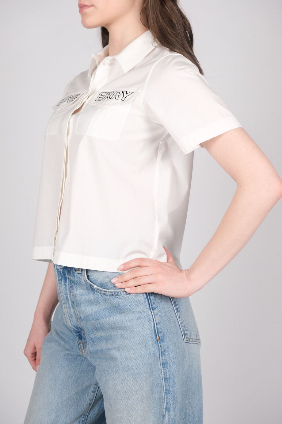 image 2 Укороченная рубашка белого цвета с накладными карманами