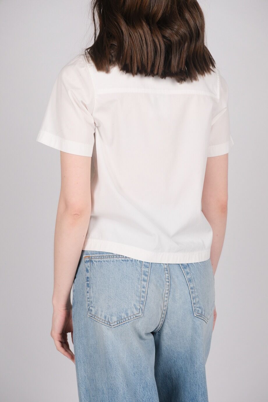 image 3 Укороченная рубашка белого цвета с накладными карманами