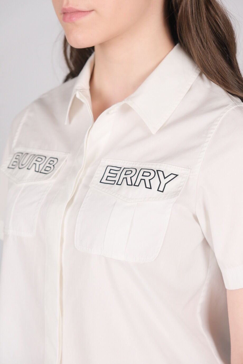 image 4 Укороченная рубашка белого цвета с накладными карманами