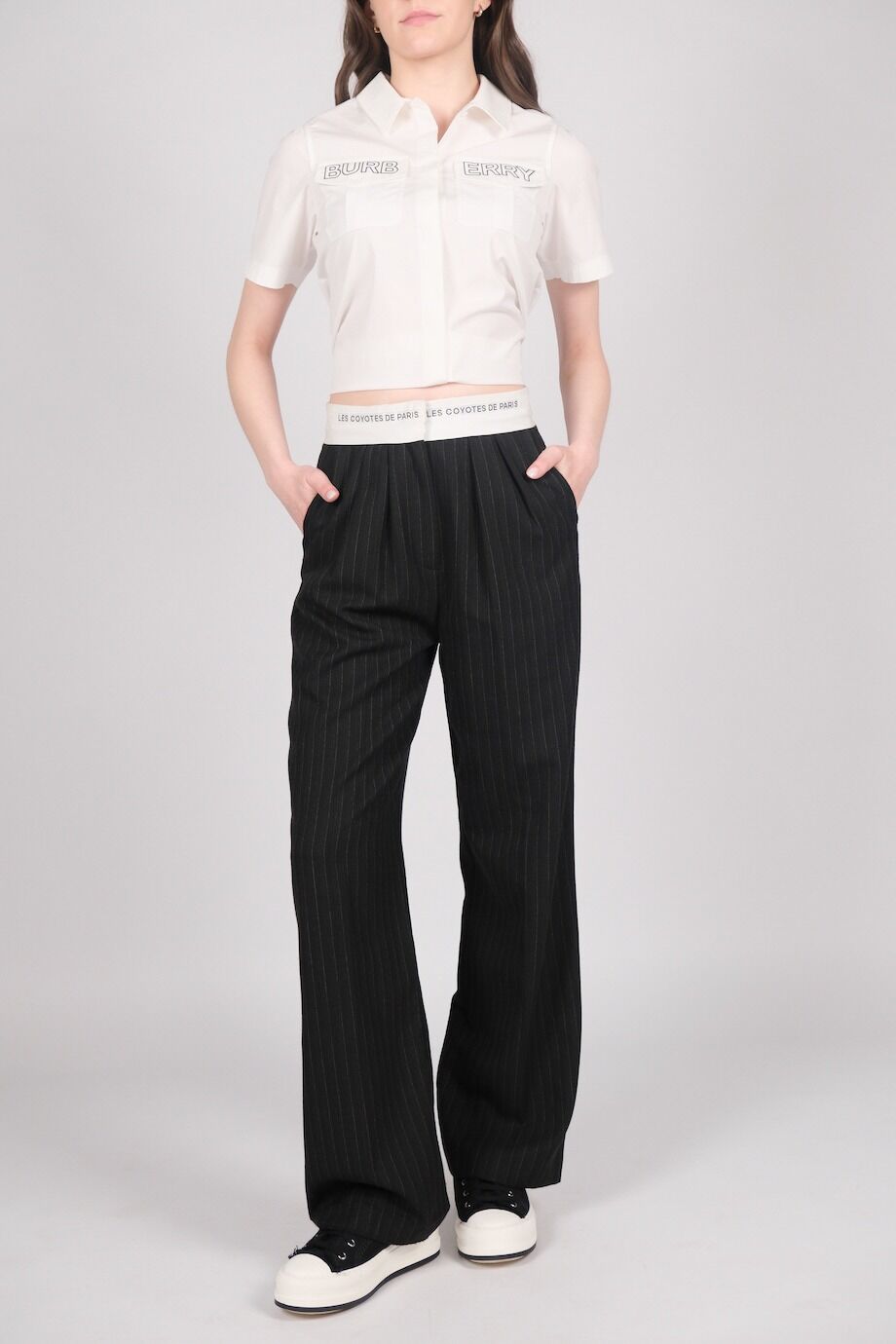 image 1 Брюки в тонкую полоску с белым поясом