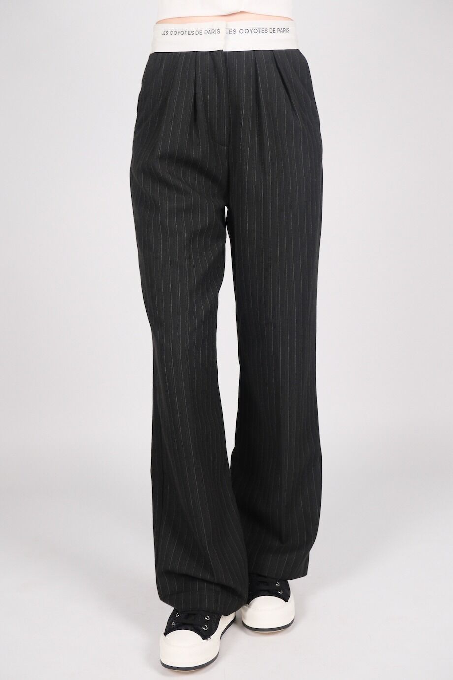 image 2 Брюки в тонкую полоску с белым поясом