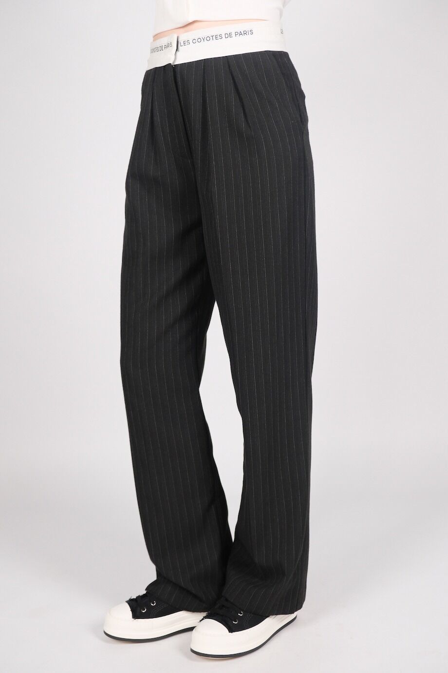 image 3 Брюки в тонкую полоску с белым поясом