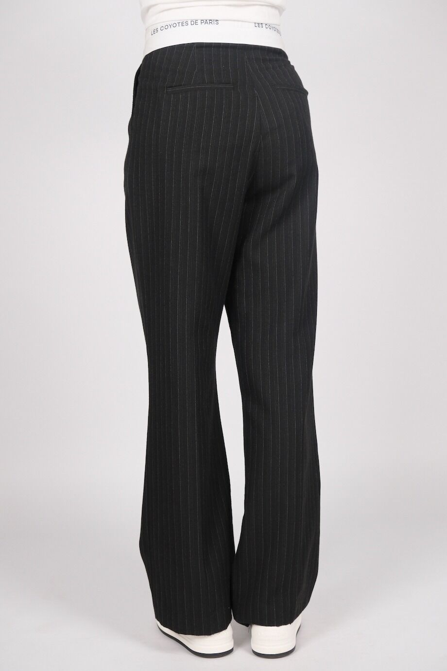 image 5 Брюки в тонкую полоску с белым поясом