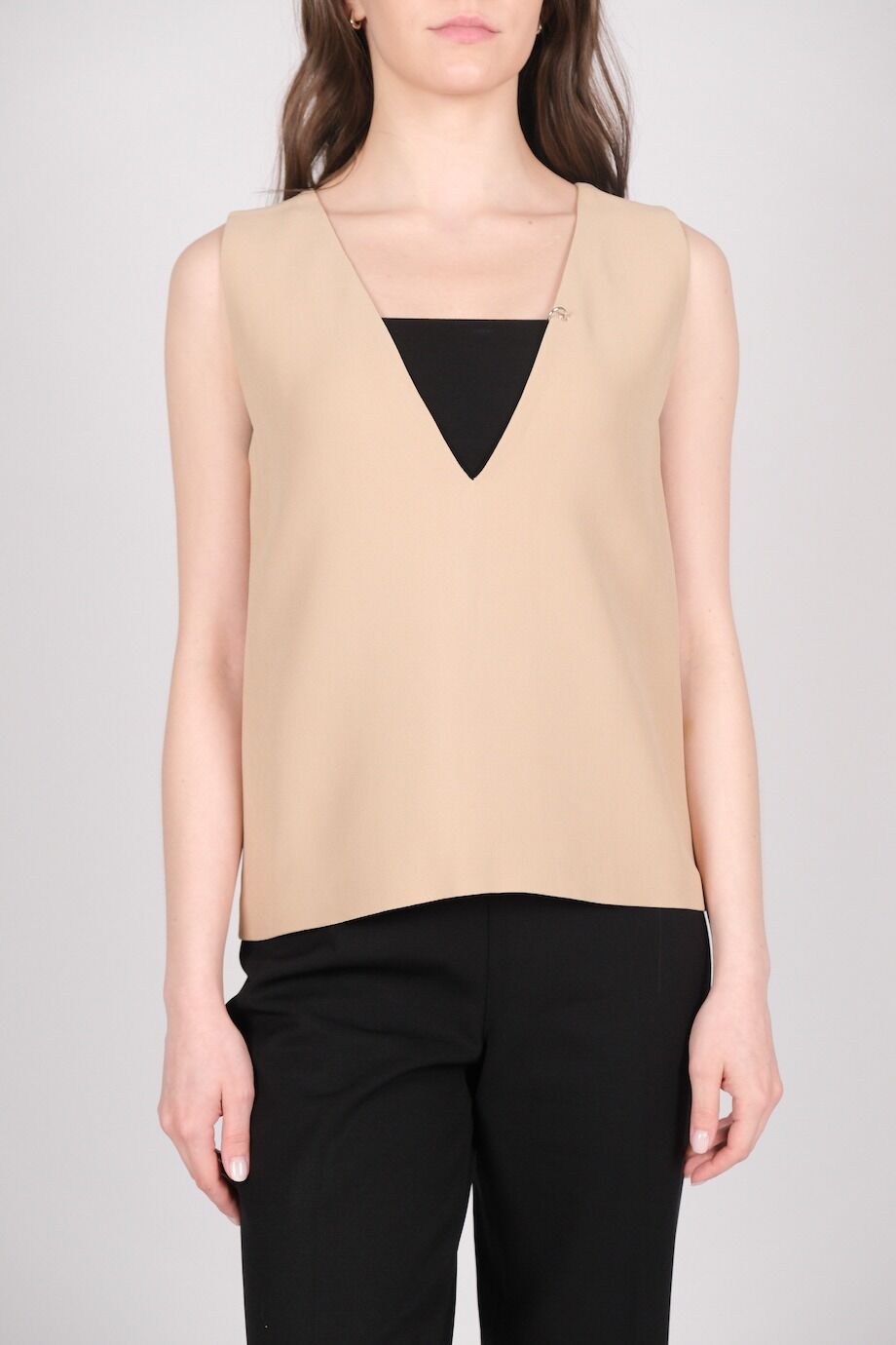 image 1 Топ бежевого цвета с металлическим декором