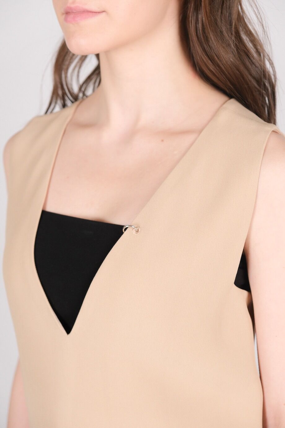 image 4 Топ бежевого цвета с металлическим декором